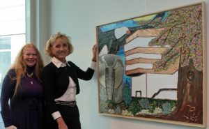 LareinnaWilleke met de toenmalige wethhouder Berdien Steunenberg voor haar schilderij in Stadhuis